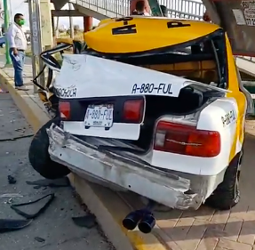 Afecta a taxi choque en San Agustín Tlaxiaca