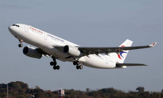 Se desploma avión en China con 132 personas a bordo
