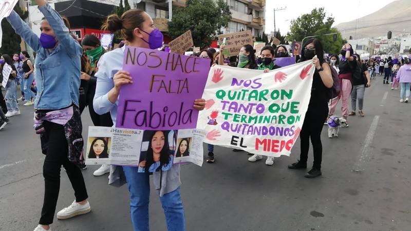 Marcha 8M reúne a 4 mil 500 mujeres en Pachuca