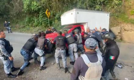Vuelca camioneta sobre la México-Tampico