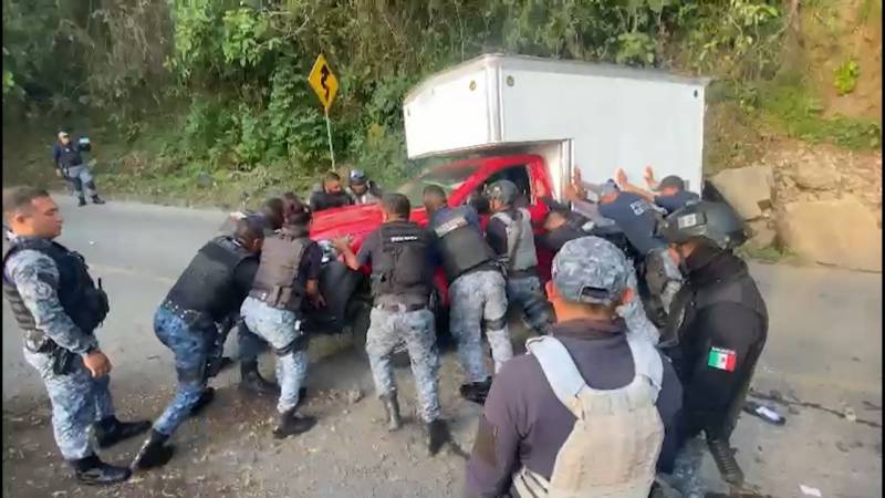 Vuelca camioneta sobre la México-Tampico