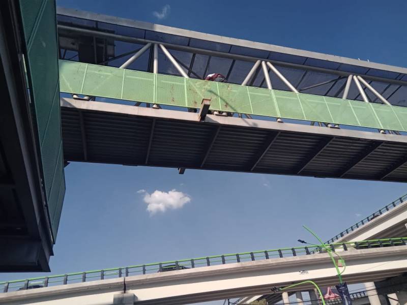 Rescatan a una persona que intentaba lanzarse de un puente