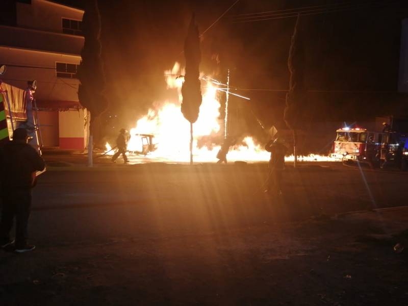 Se incendia automóvil en Santiago Tlapacoya
