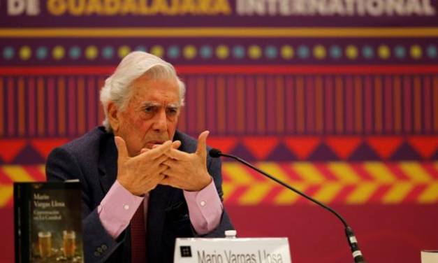 Mario Vargas Llosa es hospitalizado por complicaciones de Covid