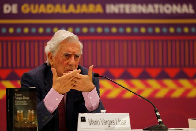 Mario Vargas Llosa es hospitalizado por complicaciones de Covid