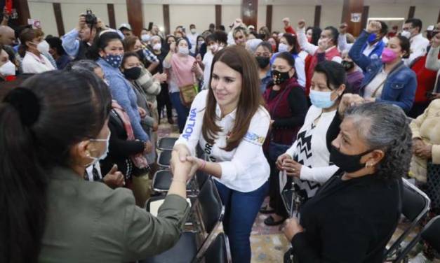 Carolina Viggiano escucha peticiones de mujeres de Apan