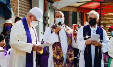 Tras dos años, encabeza arzobispo Viacrucis presencial