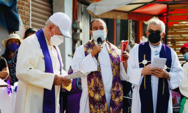 Tras dos años, encabeza arzobispo Viacrucis presencial