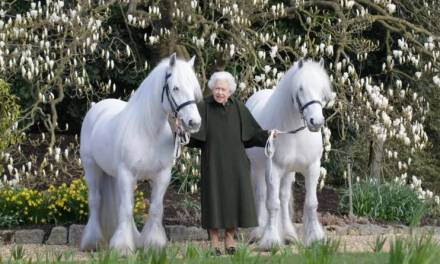 Cumple 96 años la reina Isabel y lo festeja con esta foto inédita