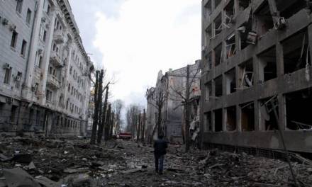 Denuncia Ucrania “decenas de muertos” en Mariupol