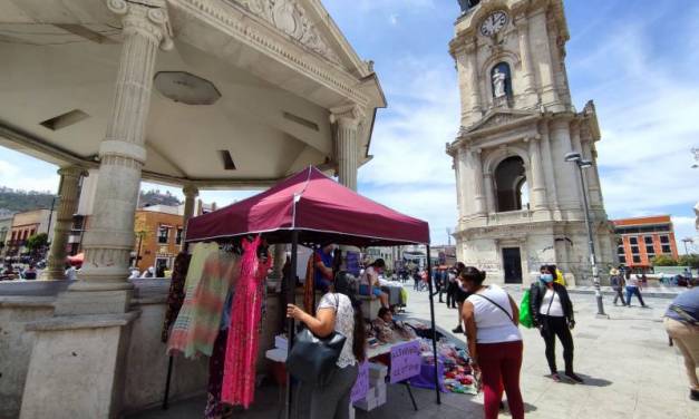 Colectivos instalaron mercadita feminista en El Reloj