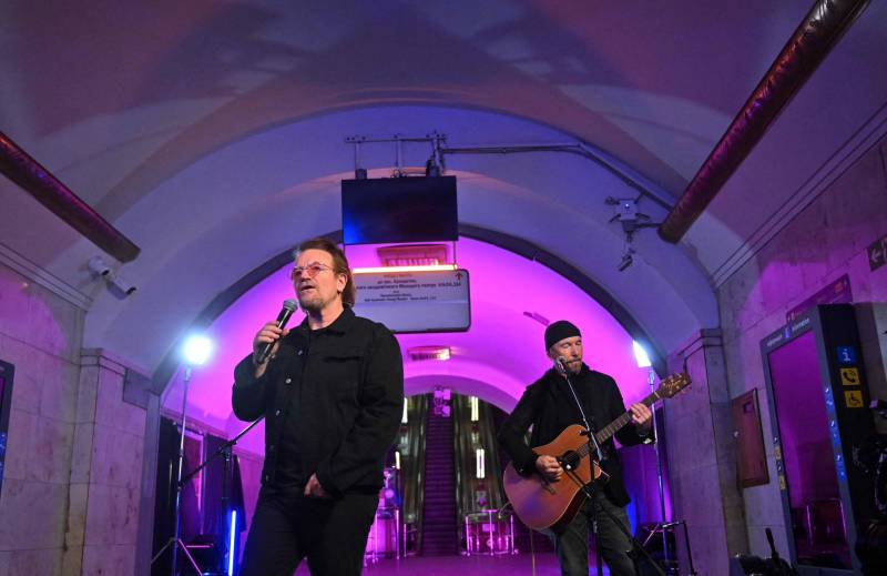 Bono y The Edge dan concierto en estación del metro en Ucrania