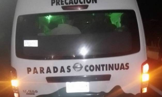 Muere pareja en moto tras impacto con unidad de transporte público