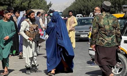 Nuevo decreto talibán ordena a las mujeres en Afganistán cubrirse el rostro en público