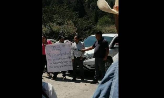 Pobladores amarran a edil de Mineral del Chico por incumplimiento de obra