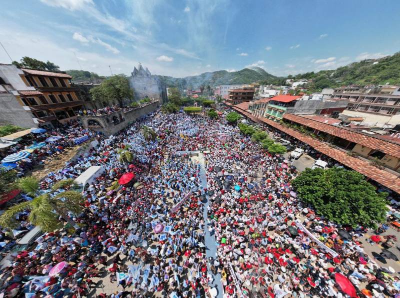 Ante más de 10 mil personas, Viggiano cerró campaña en Huejutla