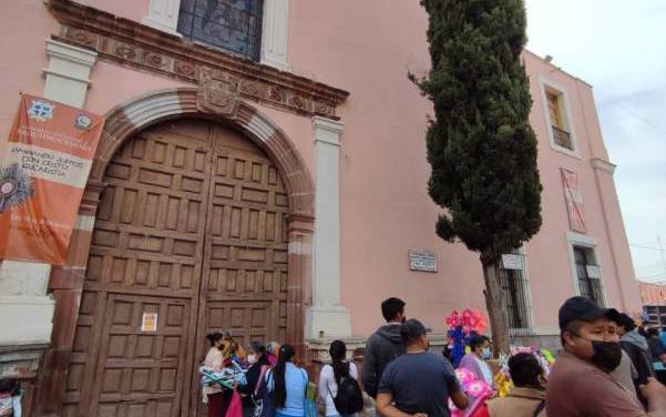 Conmemoran día de la Santa Cruz en la parroquia de la Asunción en Pachuca