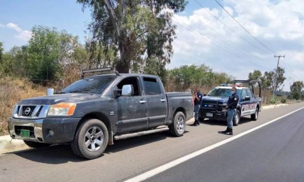 Aseguran a 2 personas tras robo de vehículo en Agua Blanca