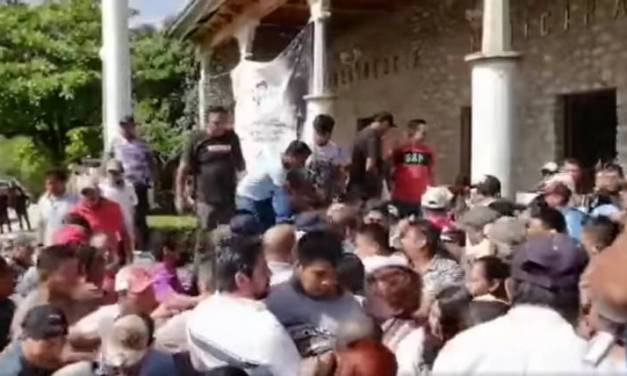 Alcalde de Atlapexco se opone a ser retenido y es golpeado