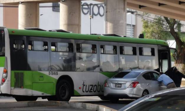 Cruza semáforo en rojo e impacta Tuzobús