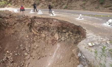 Fuertes lluvias causan desgajamiento en carretera de Nicolás Flores