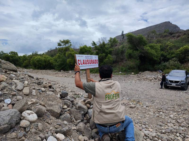 Clausuran extracción de material pétreo en río de Hidalgo