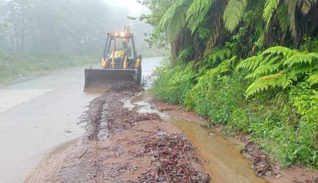 Ante lluvias realizan labores de limpieza en carreteras estatales