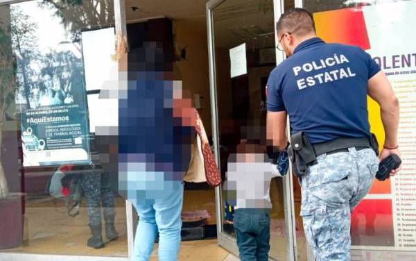 Agentes estatales resguardan a niño  que deambulaba en Pachuca
