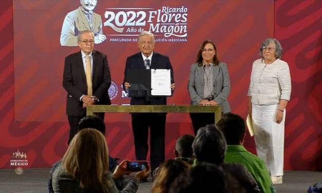 AMLO firma iniciativa para eliminar el horario de verano en México