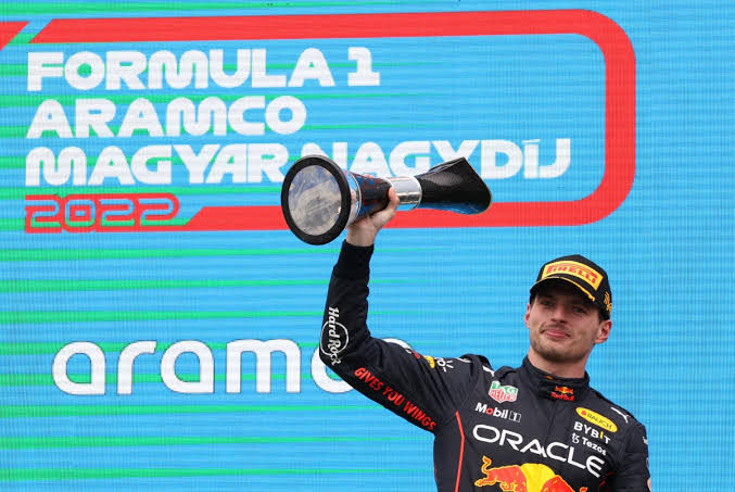 GP de Hungría; Verstappen obtiene el primer lugar y Checo el quinto