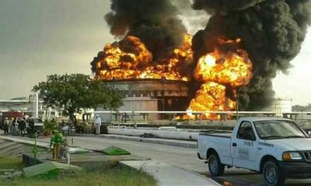 Rayo causa incendio en refinería de Tamaulipas; hay un muerto