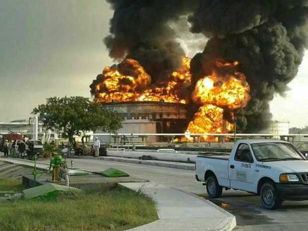 Rayo causa incendio en refinería de Tamaulipas; hay un muerto