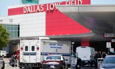 Mujer abre fuego en aeropuerto de Dallas y es baleada por un policía