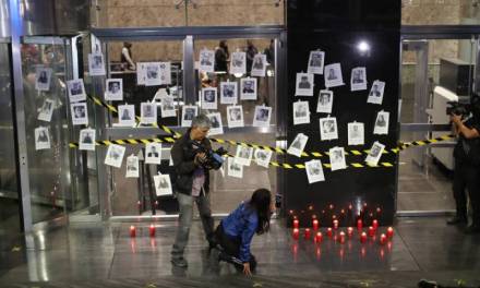 Periodistas se manifiestan en la FGR para exigir justicia ante asesinatos