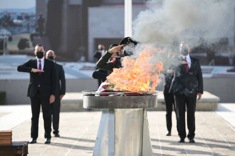 Realizan ceremonia de incineración a bandera