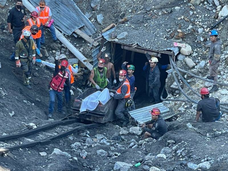 FGR abre investigación por caso de mineros en Coahuila