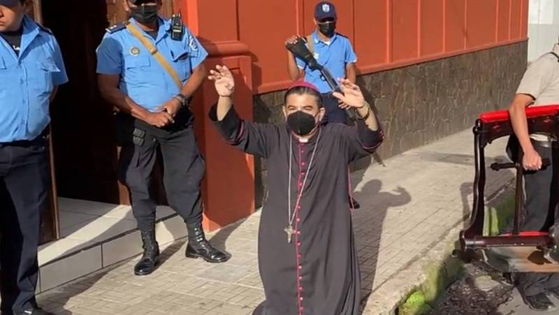 Obispo de Nicaragua cumple 11 días retenido