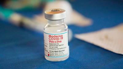 Aprueba Reino Unido uso de vacuna contra ómicron