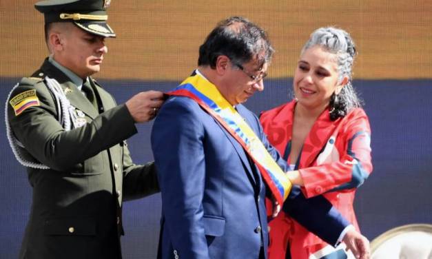 Asume Gustavo Petro la presidencia de Colombia