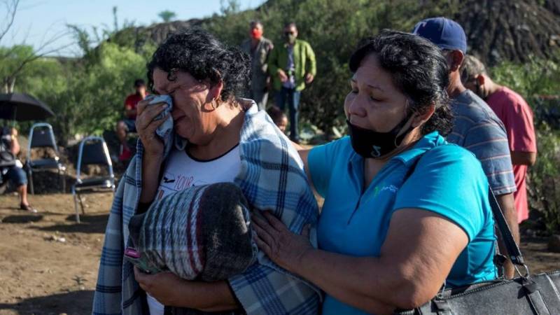 Acuerdan familiares parar rescate de mineros; acusan presión de Laura Velázquez