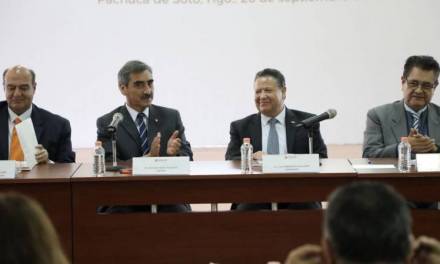 Julio Menchaca se reúne con autoridades de la UAEH