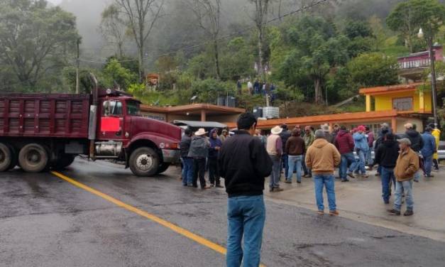 Se manifiestan por cierre de vía en Autlán