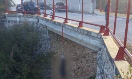 Colgado en puente de Ixmiquilpan resultó ser un maniquí