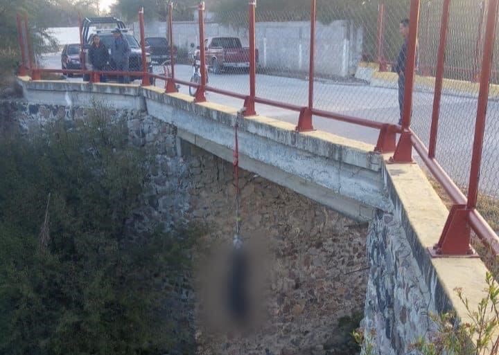 Colgado en puente de Ixmiquilpan resultó ser un maniquí