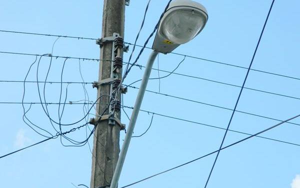 Muere por descarga eléctrica tras subir poste