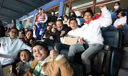 Presencian semifinal en Palco de Gobierno niños destacados en deportes y educación
