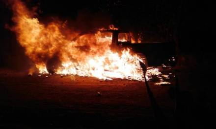 Incendian camioneta en Cuautepec, tenía 150 balazos y dos personas dentro