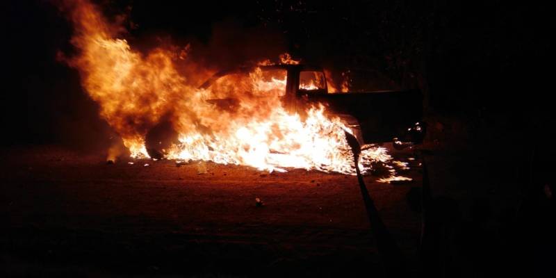 Incendian camioneta en Cuautepec, tenía 150 balazos y dos personas dentro