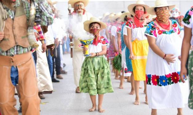 Danzas, cantos y platillos típicos en el Xantolo