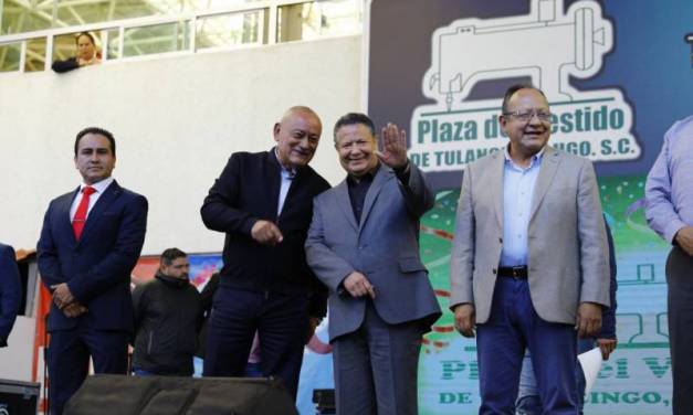 Julio Menchaca entrega apoyos en el municipio de Tulancingo